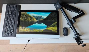 Desktop PC met monitorbeugel en wireless keyboard en muis beschikbaar voor biedingen