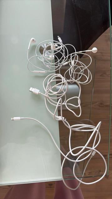 Voor iphone 14: 2 oortjes + 2laadkabels USB-A + micro beschikbaar voor biedingen