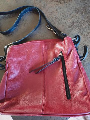 Mooie rode  leren tas te koop beschikbaar voor biedingen