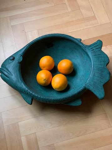 Grote fruitschaal in de vorm van een vis. beschikbaar voor biedingen