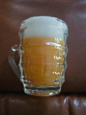 Nieuwe bier kaars bierkaars in bierpul of bierglasmerkloos beschikbaar voor biedingen