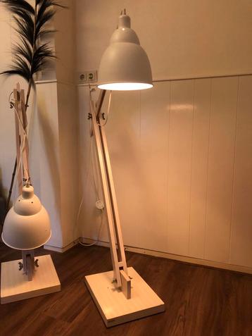 Set van 2 vloerlampen, combi whitewash hout met metalen kap beschikbaar voor biedingen