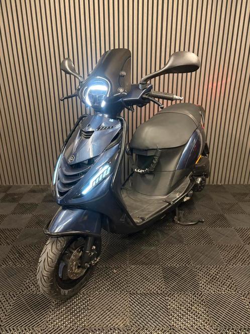 PIAGGIO ZIP 4T 3V BROM 2020 FULL OPTION MIDNIGHT BLUE, Fietsen en Brommers, Scooters | Piaggio, Zo goed als nieuw, Zip, Maximaal 45 km/u