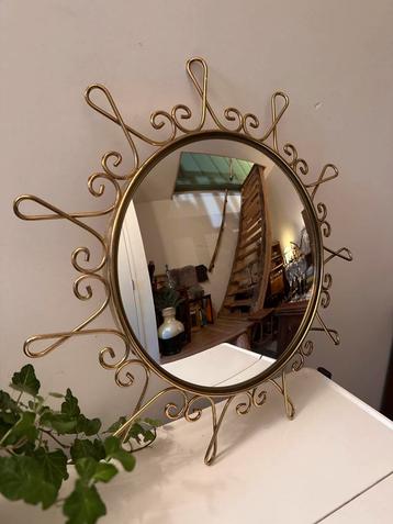 Vintage Zonnespiegel met gebold glas beschikbaar voor biedingen