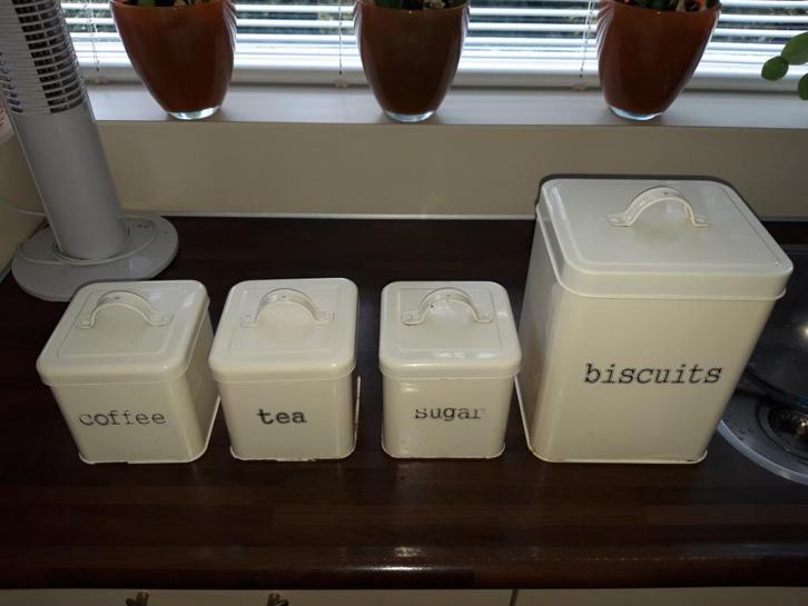 Brocante voorraadblikken / - bussen vierkant gebroken wit, Verzamelen, Blikken, Gebruikt, Overige, Ophalen