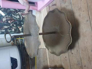 Mooie grote broze /koperkleurige etagere  beschikbaar voor biedingen