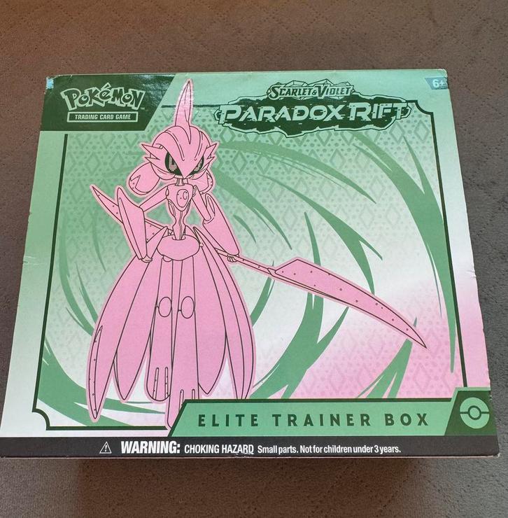 Pokémon Paradox Rift Elite Trainer Box, Hobby en Vrije tijd, Verzamelkaartspellen | Pokémon, Zo goed als nieuw, Boosterbox, Foil