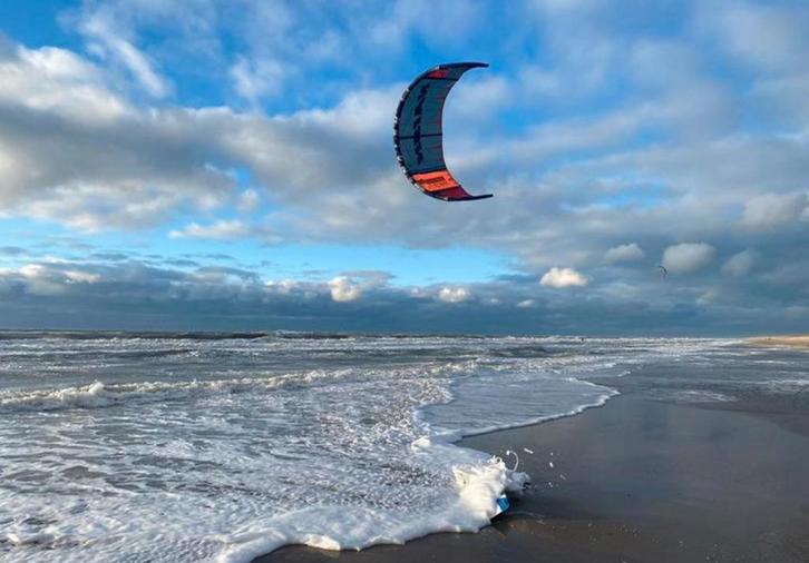 Naish pivot 9m 2020 inc bar, Watersport en Boten, Kitesurfen, Zo goed als nieuw, 9 m², Geen board, Ophalen of Verzenden