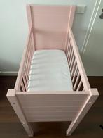 Mooi opgeknapt roze wiegje, Kinderen en Baby's, Babywiegjes en Ledikanten, Ophalen, Zo goed als nieuw, Wieg