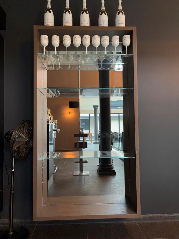 Grote luxe vitrinekast / bar display – hout & glas, Huis en Inrichting, Woonaccessoires | Spiegels, Zo goed als nieuw, Minder dan 50 cm