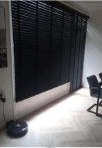 Zwarte houten jaloezieën, Ophalen