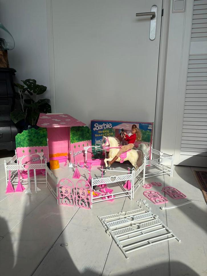Barbie vintage weide en stal Blinking beauty Coral, Verzamelen, Poppenhuizen en Toebehoren, Zo goed als nieuw, Ophalen
