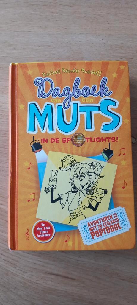 Rachel Renée Russell - In de spotlights!, Boeken, Kinderboeken | Jeugd | 10 tot 12 jaar, Gelezen, Fictie, Ophalen of Verzenden