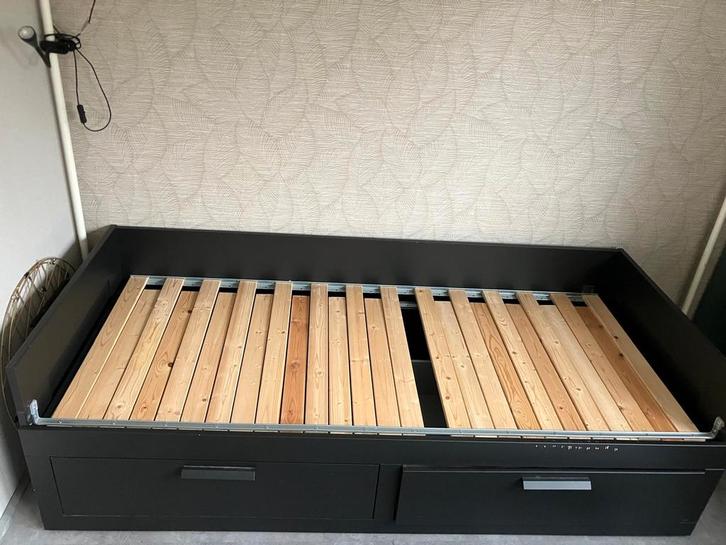 1 persoons zwart uitschuifbed met lades, Huis en Inrichting, Slaapkamer | Bedden, Gebruikt, Eenpersoons, 90 cm, 200 cm, Hout, Zwart