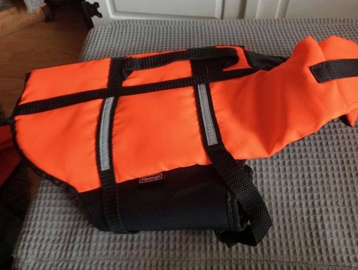 Twee honden zwemvesten en een jasje., Dieren en Toebehoren, Hondenkleding, Zo goed als nieuw, Hondenjas, Ophalen of Verzenden