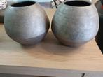 2 betonlook vazen en twee witte kransen., Huis en Inrichting, Woonaccessoires | Vazen, Minder dan 50 cm, Ophalen of Verzenden