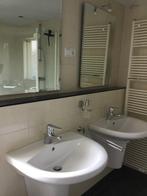 2 wastafels met kranen en spiegels, Doe-het-zelf en Verbouw, Sanitair, Ophalen, Gebruikt, Chroom, Wastafel
