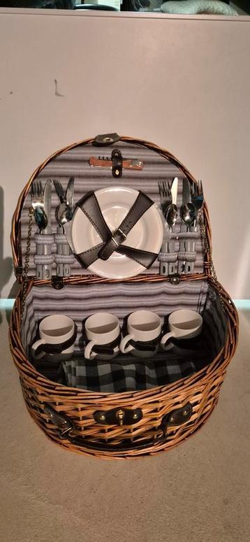 Luxe rieten picknickmand  beschikbaar voor biedingen