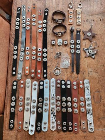 Armbanden, Hangers & Sleutelhangers voor chunks beschikbaar voor biedingen