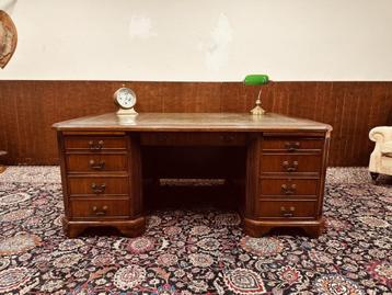 Groot Klassiek Engels Amerikaans Bureau met Achterschot beschikbaar voor biedingen