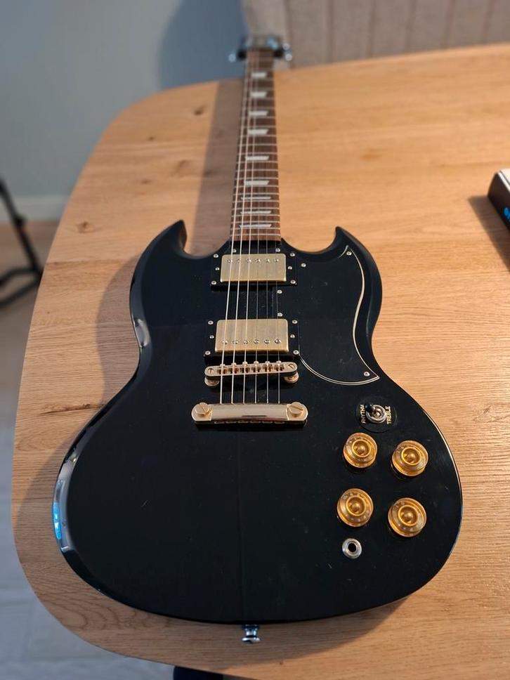 Complete Gitaarset – Epiphone SG + Roland Cube versterker, Muziek en Instrumenten, Snaarinstrumenten | Gitaren | Elektrisch, Zo goed als nieuw