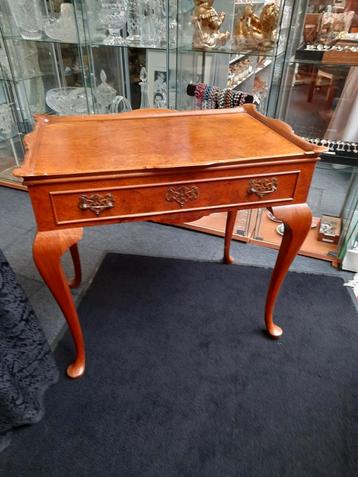 Antieke  noten thee tafel  beschikbaar voor biedingen
