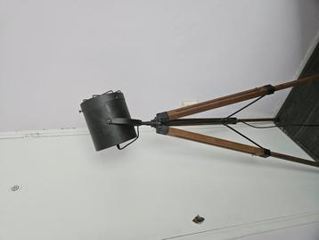Vintage-stijl statieflamp – Zwarte kap & houten poten beschikbaar voor biedingen