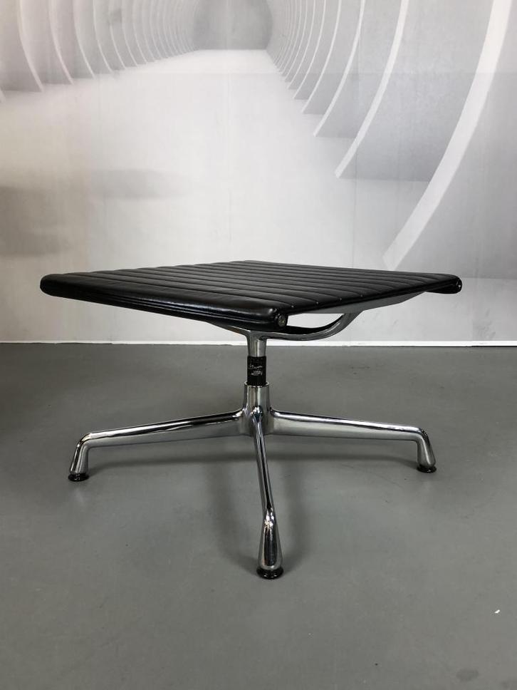 1x Vitra Eames EA 125 Voetenbank Zwart Leer - Chroom, Huis en Inrichting, Banken | Voetenbanken en Poefen, Zo goed als nieuw, 50 tot 75 cm