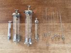 Set vintage glazen injectiespuiten met naalden, Antiek en Kunst, Ophalen of Verzenden