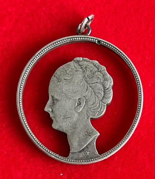 Hanger met uitgesnede rijksdaalder Wilhelmina, Postzegels en Munten, Munten | Nederland, Losse munt, 2½ gulden, Koningin Wilhelmina
