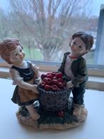 Prachtig beeld meisje en jongen met appels, Antiek en Kunst, Ophalen of Verzenden