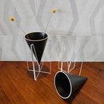 Vazen van Bert Pompe voor Oar Wurk Makkum model Fara jr 80, Zwart, Aardewerk of Porselein, Ophalen of Verzenden, Zo goed als nieuw