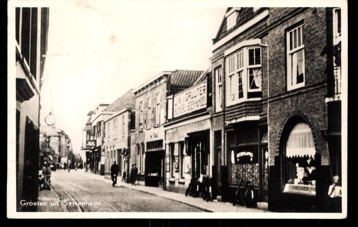 Sassenheim (ZH), Straatgezicht met winkels en tramspoor 1946, Verzamelen, Ansichtkaarten | Nederland, Gelopen, Zuid-Holland, 1940 tot 1960