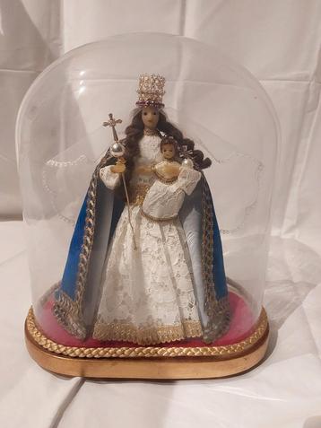 5 stolpen met handgemaakte figuren van lieve vrouw en kind.
 beschikbaar voor biedingen