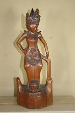Fijn gesneden Balinees houten beeldje van een vrouw, Antiek en Kunst, Ophalen of Verzenden