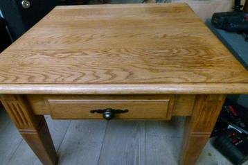 Massief eiken bijzet / kleine salon tafel beschikbaar voor biedingen
