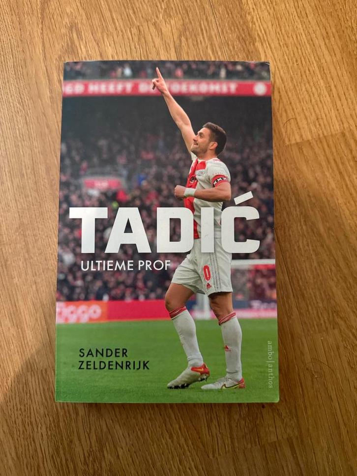 Dusan Tadic (Ajax) - De Ultieme Prof - Gesigneerd Exemplaar, Boeken, Biografieën, Zo goed als nieuw, Sport, Ophalen of Verzenden