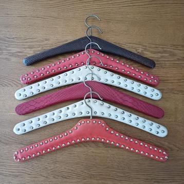 6 vintage kledinghangers beschikbaar voor biedingen