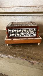 Muzikaal sigarettendoosje. Vintage en handgemaakt. WD-18., Ophalen of Verzenden, Gebruikt, Poppenhuis