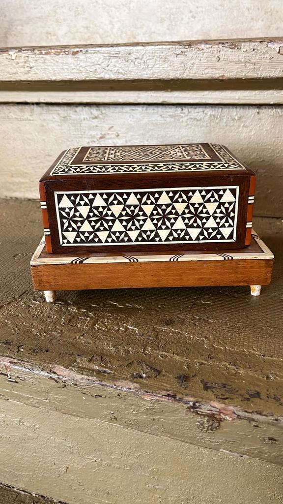 Muzikaal sigarettendoosje. Vintage en handgemaakt. WD-18., Verzamelen, Poppenhuizen en Toebehoren, Gebruikt, Poppenhuis, Ophalen of Verzenden