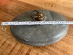 Ouderwetse Metalen Kruik, Ophalen