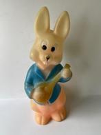 Vintage speelgoed haasje met mandoline. Van plastic., Ophalen of Verzenden