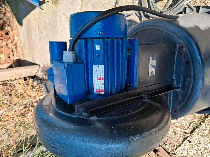 Afzuig , blaas apparaat , krachtige motor., Doe-het-zelf en Verbouw, Compressors, Gebruikt, Ophalen
