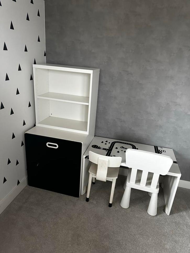 IKEA kindertafel met kastje en stoeltjes, Kinderen en Baby's, Kinderkamer | Tafels en Stoelen, Gebruikt, Tafel(s) en Stoel(en)