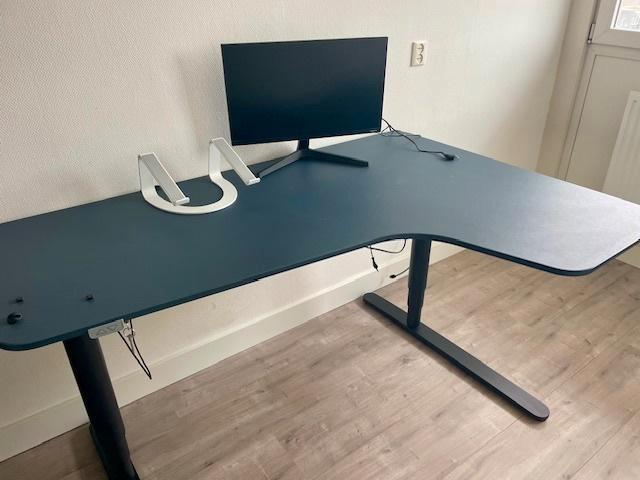 Hoekbureau elektrisch in hoogte verstelbaar, 160cm breed, Huis en Inrichting, Bureaus, Zo goed als nieuw, Bureau, Elektrisch, In hoogte verstelbaar