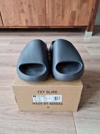 Adidas Yeezy Slide Slate Grey mt 44.5, Nieuw, Slippers, Ophalen of Verzenden, Yeezy Adidas