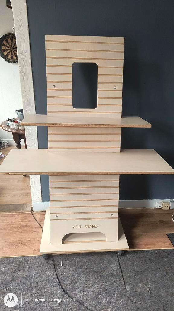 Verstelbare bureau - thuiswerkplek op wielen - Houten buro 1, Huis en Inrichting, Bureaus, Zo goed als nieuw, Ophalen of Verzenden