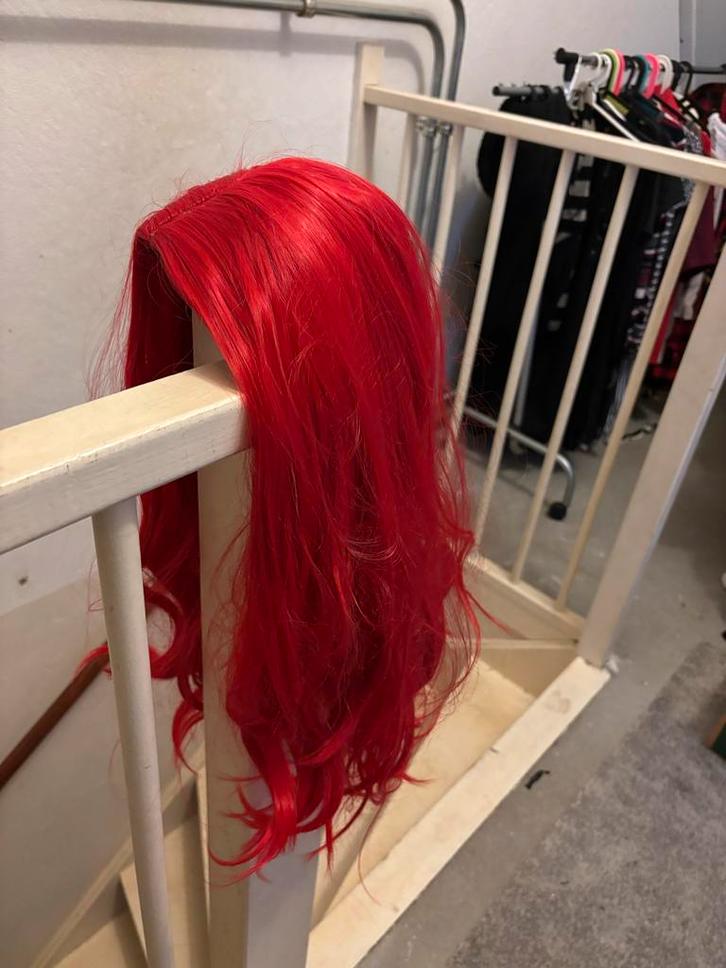Rode Krullende Pruik - Synthetisch Haar, Kleding | Dames, Carnavalskleding en Feestkleding, Nieuw, Accessoires, Carnaval, Ophalen of Verzenden