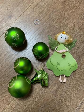 Groene kerstballen, eenhoorn en kerstengel - gratis