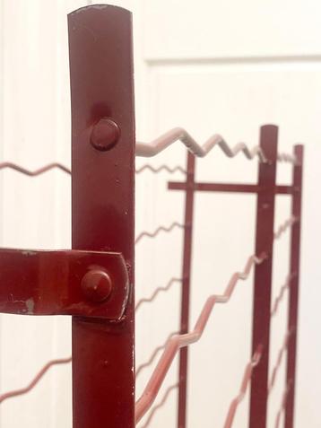 Metalen wijnrek, bordeaux rood, 100 flessen beschikbaar voor biedingen